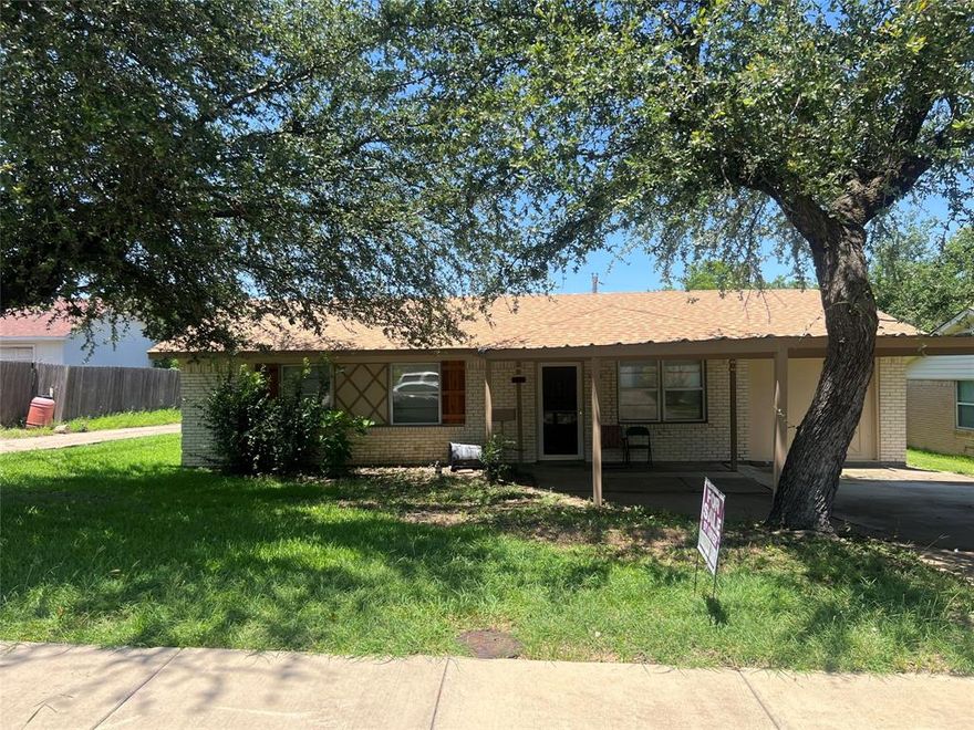 COME SEE THIS NICE HOME WITH NEW PAINT INSIDE AND OUT NEW LAMINATE FLOORINGS PAINTED CABINETS IN THE KITCHEN, NICE WORK SHOP IN THE BACK WITH THREE PHASE ELECTRIC, AND AN AMPLE STORAGE ROOM ALSO IN THE BACK WITH THE FRONT PORCH FOR PARKING SPACE. COME AND SEE IT FOR YOUR SELF.