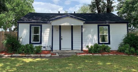 Photo of 900 Carver Street, Mesquite, TX 75149 (MLS # 21269344)