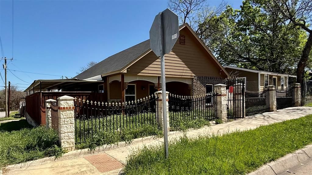 Photo of 3026 N Hampton Street, Fort Worth, TX 76106 (MLS # 21215256)