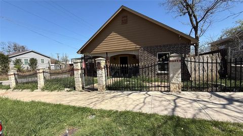 Photo of 3026 N Hampton Street, Fort Worth, TX 76106 (MLS # 21215256)
