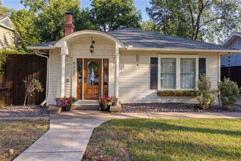 Photo of 832 N Winnetka Avenue, Dallas, TX 75208 (MLS # 21328903)