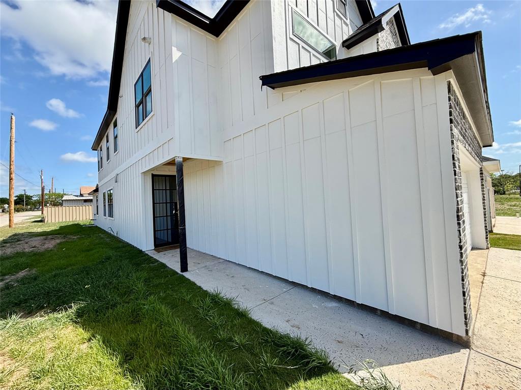 Lawn Place 01 - Residential