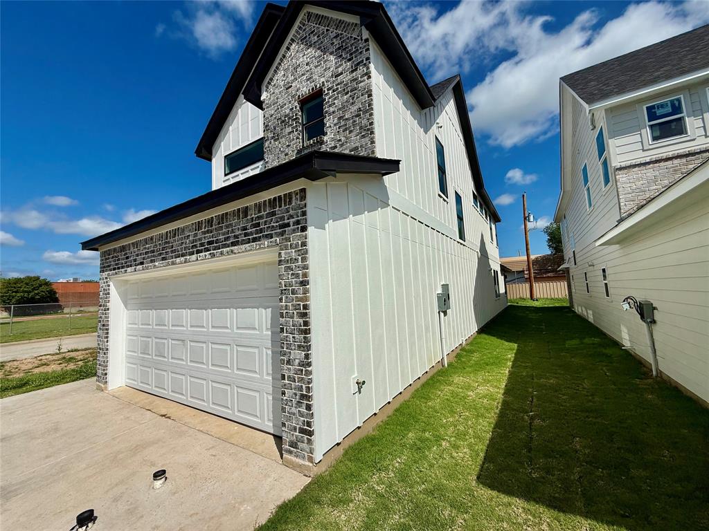 Lawn Place 01 - Residential
