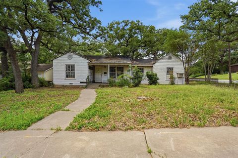Photo of 2900 Hunter Street, Fort Worth, TX 76112 (MLS # 21275501)