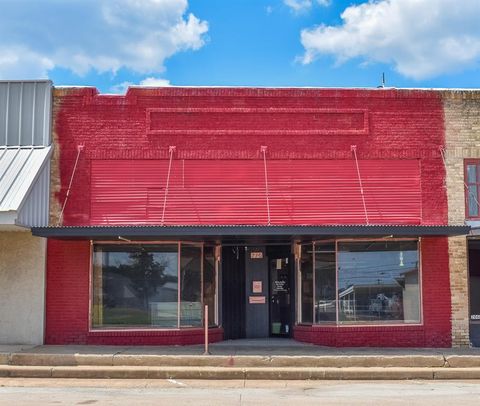 210 S Blackburn Street Brady TX 76825