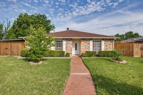 Photo of 1429 Meandering Way, Garland, TX 75040 (MLS # 21232822)