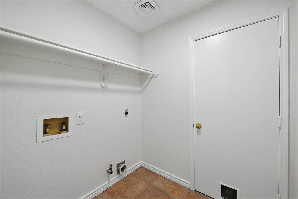 Flower Mound, Texas 75028, United States, 3 Bedrooms Bedrooms, ,2 BathroomsBathrooms,Residential,Pending,122327