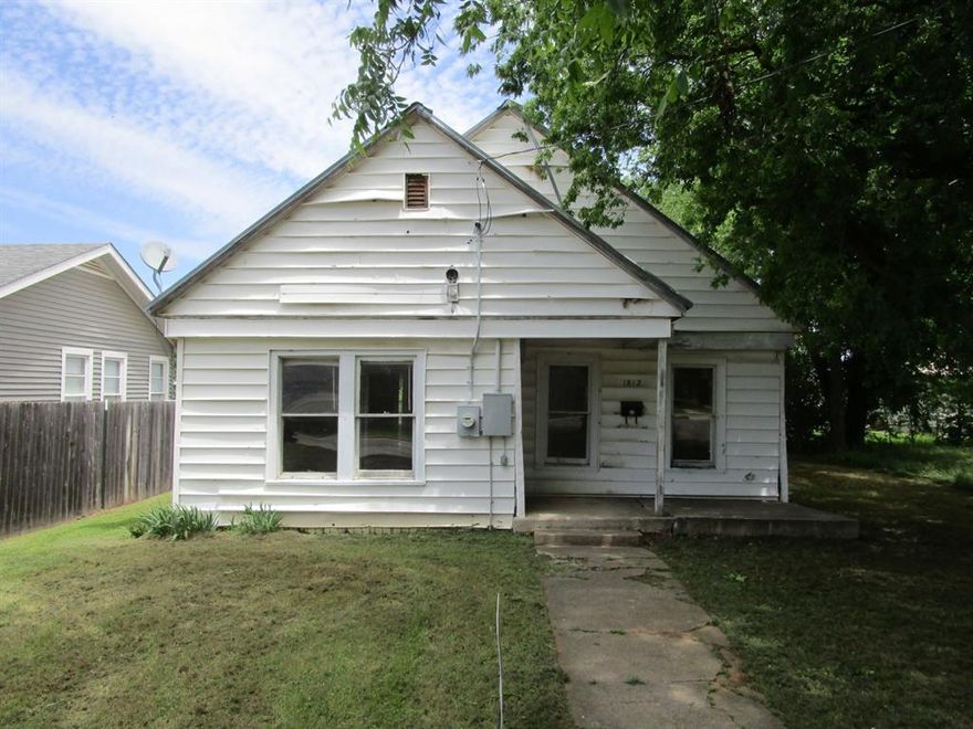 Welcome to 1812 8th St. Brownwood, TX. Come take a look at this property in the heart of Brownwood. Outside you will find metal roof and fenced yard. The interior features spacious rooms, hardwood floors and room for improvements. Schedule your showing today.