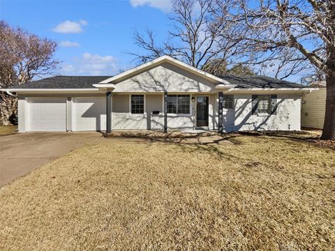 Photo of 821 E Mission Street, Crowley, TX 76036 (MLS # 21170987)