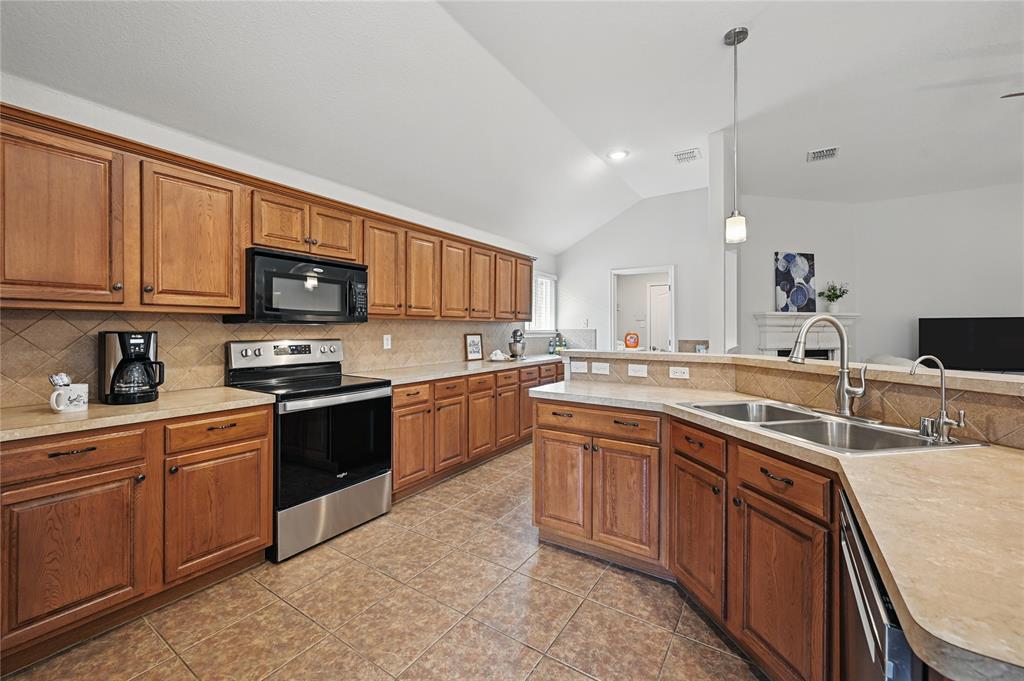 Fort Worth, Texas 76244, United States, 3 Bedrooms Bedrooms, ,2 BathroomsBathrooms,Residential,Pending,106615