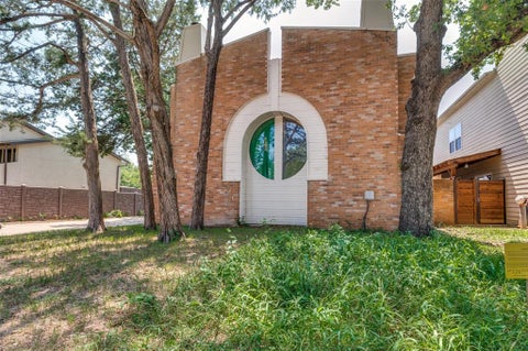 Photo of 622 W Union Bower Road, Irving, TX 75061 (MLS # 21306376)