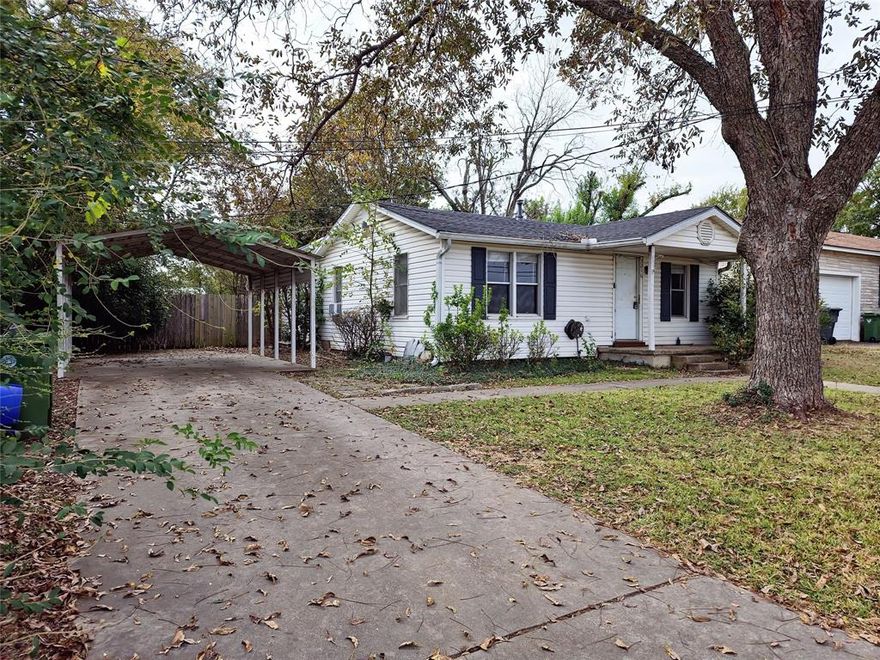 This 2-bedroom, 2-bath property is ideally located just minutes from Baylor University and close to Robinson, right off the Circle in Waco. It offers great convenience with mature trees, a storage shed, and proximity to H-E-B, shopping, and a variety of restaurants.
Showings are easy — show anytime with your agent using the Supra lockbox.