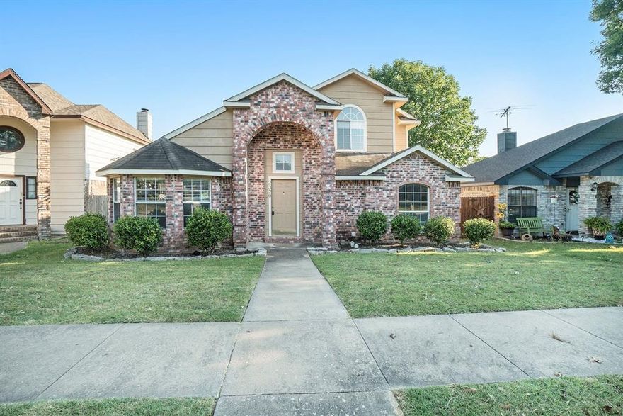 This split-level design has a large living room with windows from floor-to-ceiling windows. Open eat-in kitchen with tile backsplash. Split master suite upstairs has vaulted ceiling, huge bathroom and closet. Skylight above the garden tub. Great location in highly-ranked McKinney ISD. Plus easy access to Dallas via I-75!