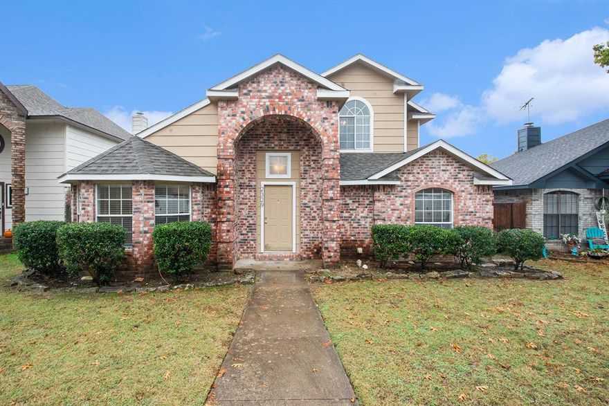 This split-level design has a large living room with windows from floor-to-ceiling windows. Open eat-in kitchen with tile backsplash. Split master suite upstairs has vaulted ceiling, huge bathroom and closet. Skylight above the garden tub. Great location in highly-ranked McKinney ISD. Plus easy access to Dallas via I-75!