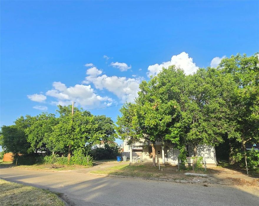 Located just steps from the heart of Trinity Groves, this property presents an exceptional opportunity for investors and or homeowners. Whether you're looking to build your dream home or develop a high-yield rental, this prime piece of real estate offers endless potential. The lot provides immediate access to popular restaurants, retail shops, nightlife, major highways, and scenic running trails. The iconic Dallas skyline adds to the appeal. Property is being sold as is, with no repairs. Survey included.