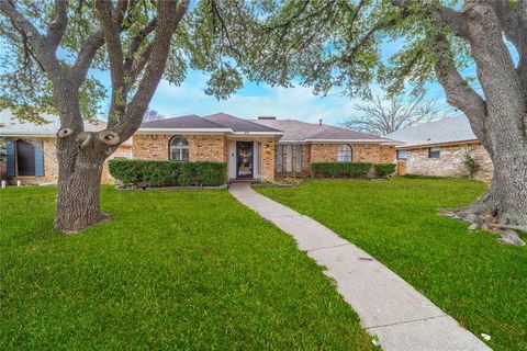 Photo of 430 Brookfield Drive, Garland, TX 75040 (MLS # 21148521)