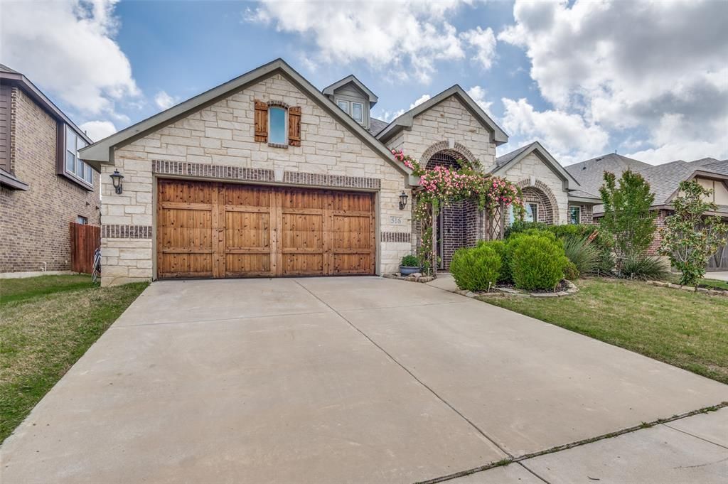 Photo of 516 Lakeview Drive, Alvarado, TX 76009 (MLS # 21236427)