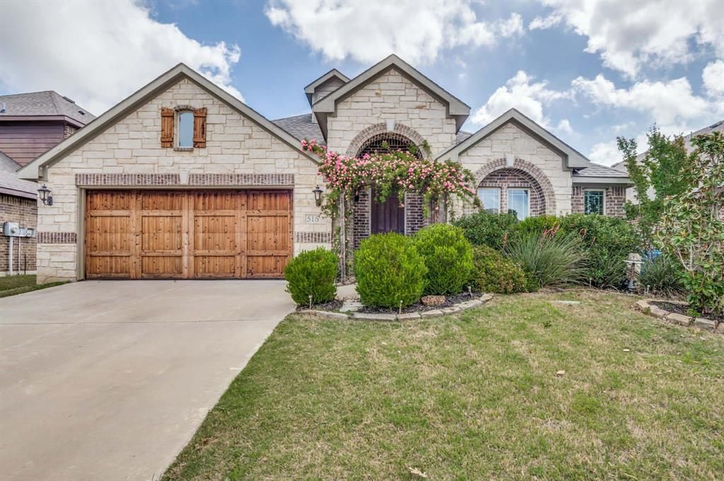 Photo of 516 Lakeview Drive, Alvarado, TX 76009 (MLS # 21236427)