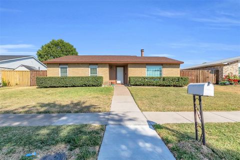 2106 Clark Trail Grand Prairie TX 75052