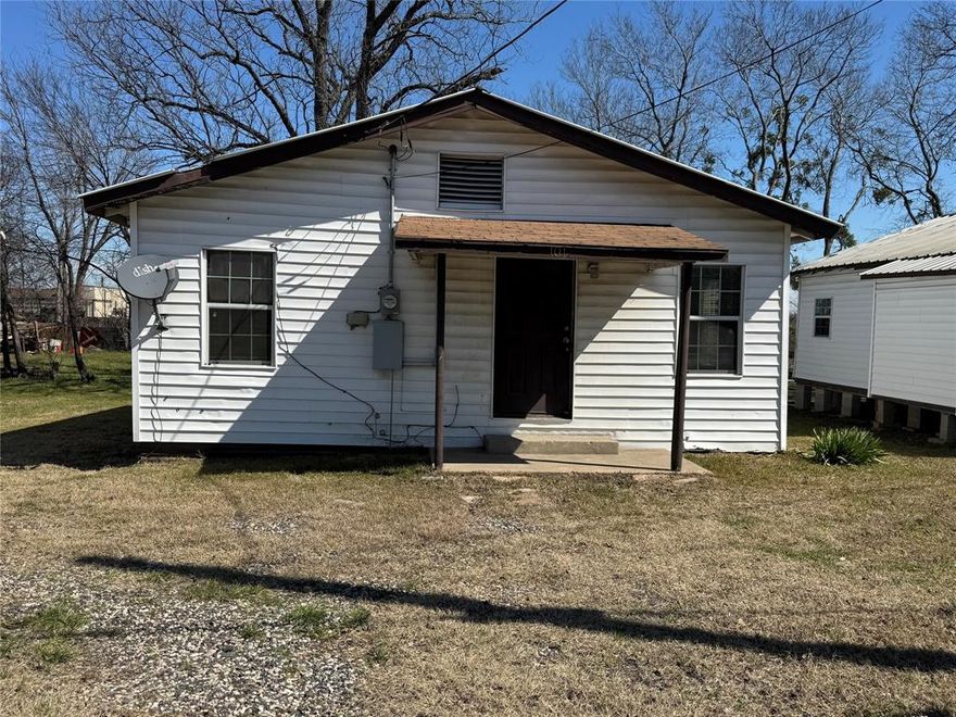 Well maintained 2 bedroom 1 bath. Conveniently located near downtown Corsicana. Great starter home or investment property. Large utility room that can also be used as an office or small bedroom.