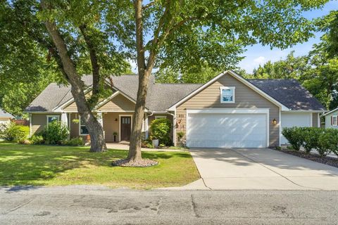 Photo of 321 W Jefferson Street, Van Alstyne, TX 75495 (MLS # 21315565)