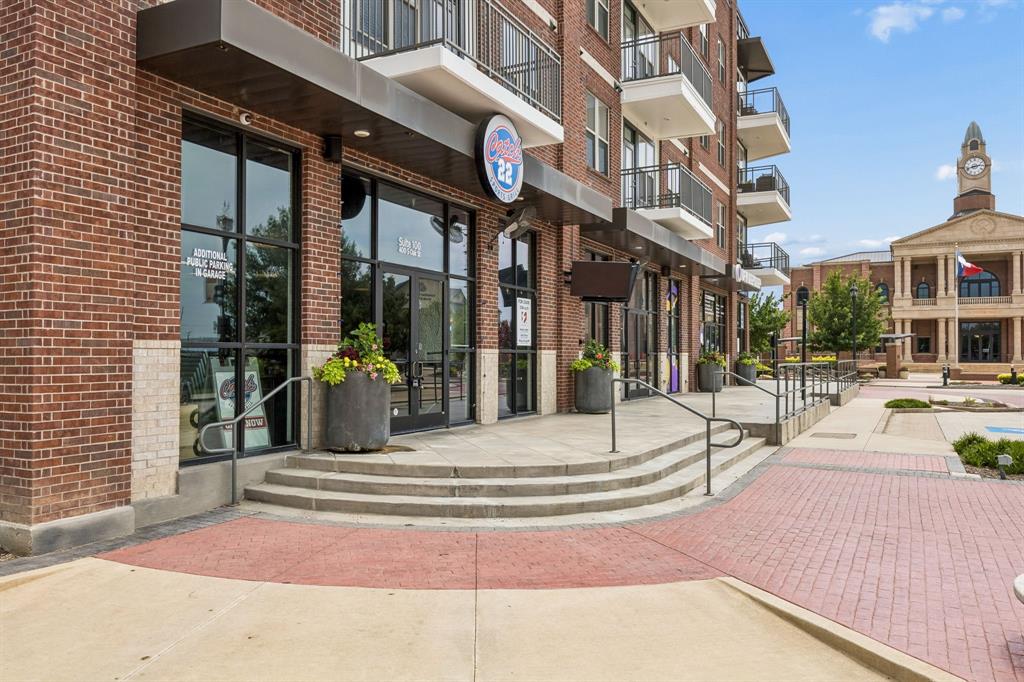 400 S Oak Street 100