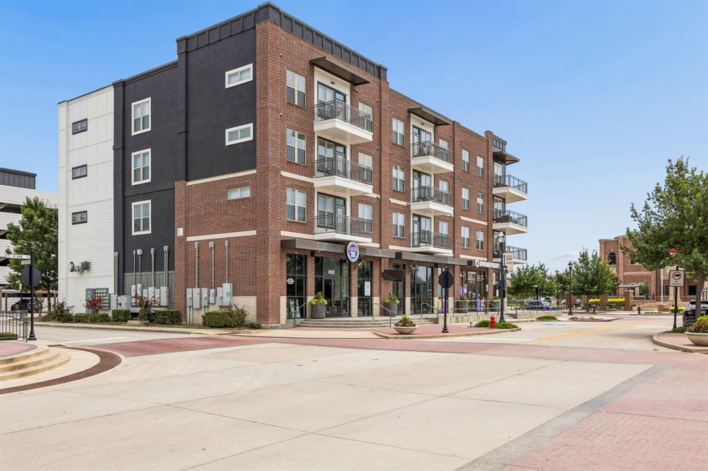 400 S Oak Street 100