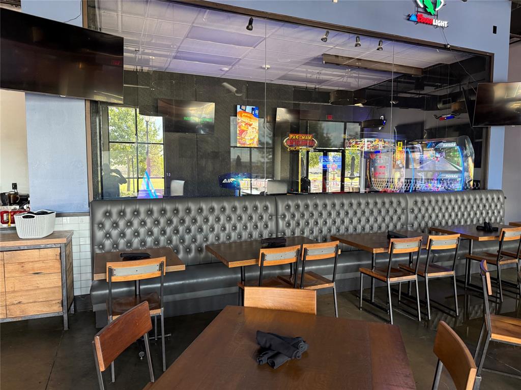 400 S Oak Street 100