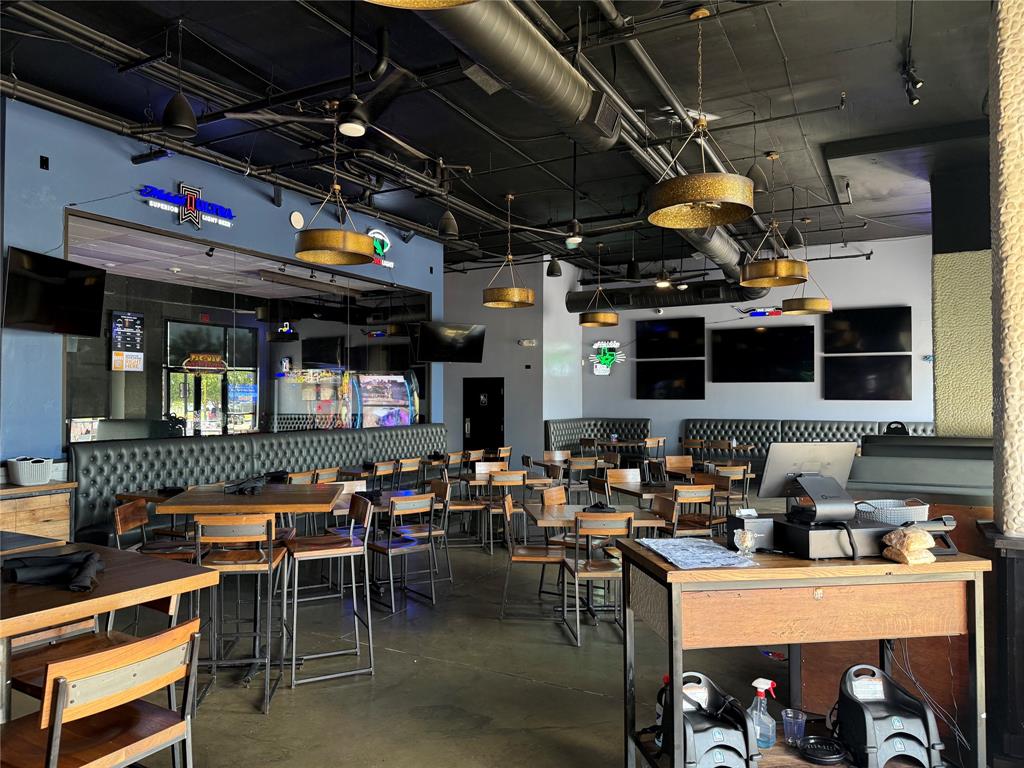 400 S Oak Street 100