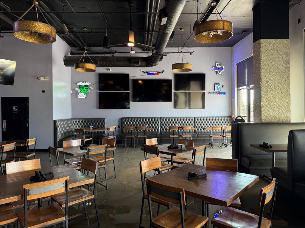 400 S Oak Street 100