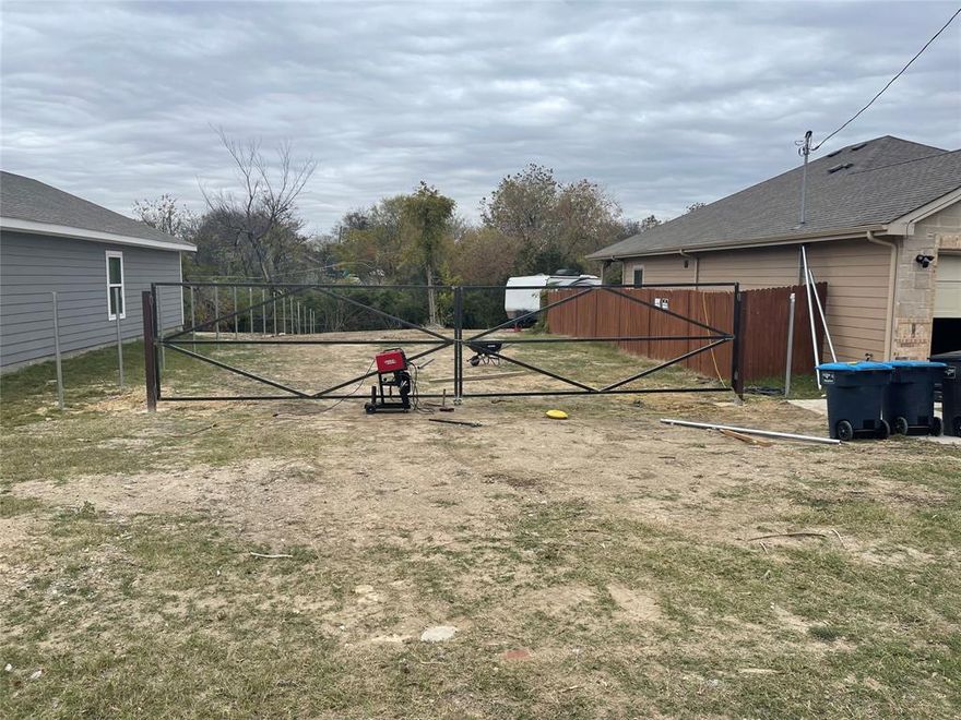 Vacant Lot one mile from Downtown Fort Worth next door to 30 acre city park.