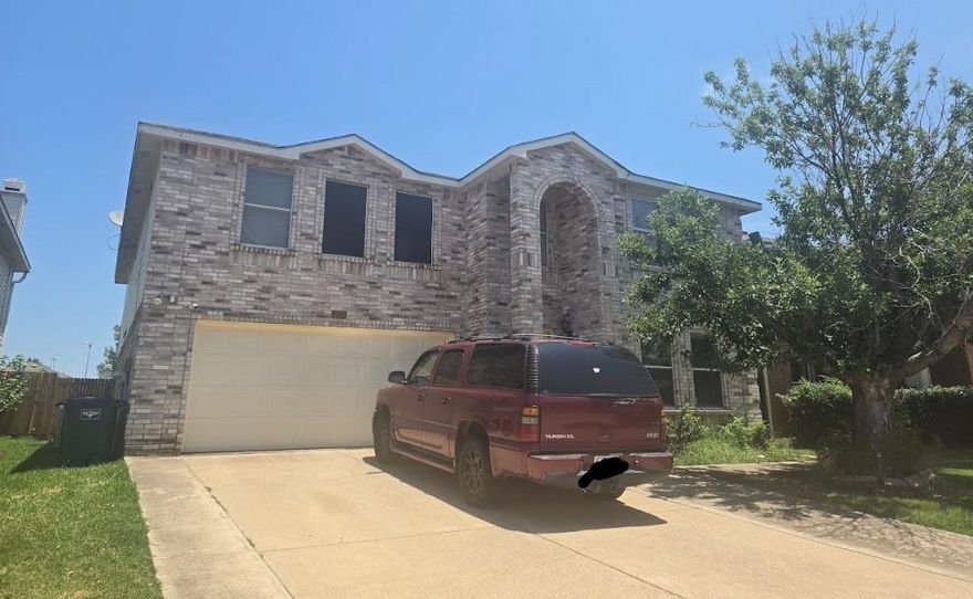 Large Pinnacle floorplan almost 3,600 square feet of living space that backsup to greenbelt. Huge master bed and 3 bedrooms on 2nd floor, 1 bedroom and full bath on 1st floor. Great quiet neighborhood with established neighbors and no HOA.