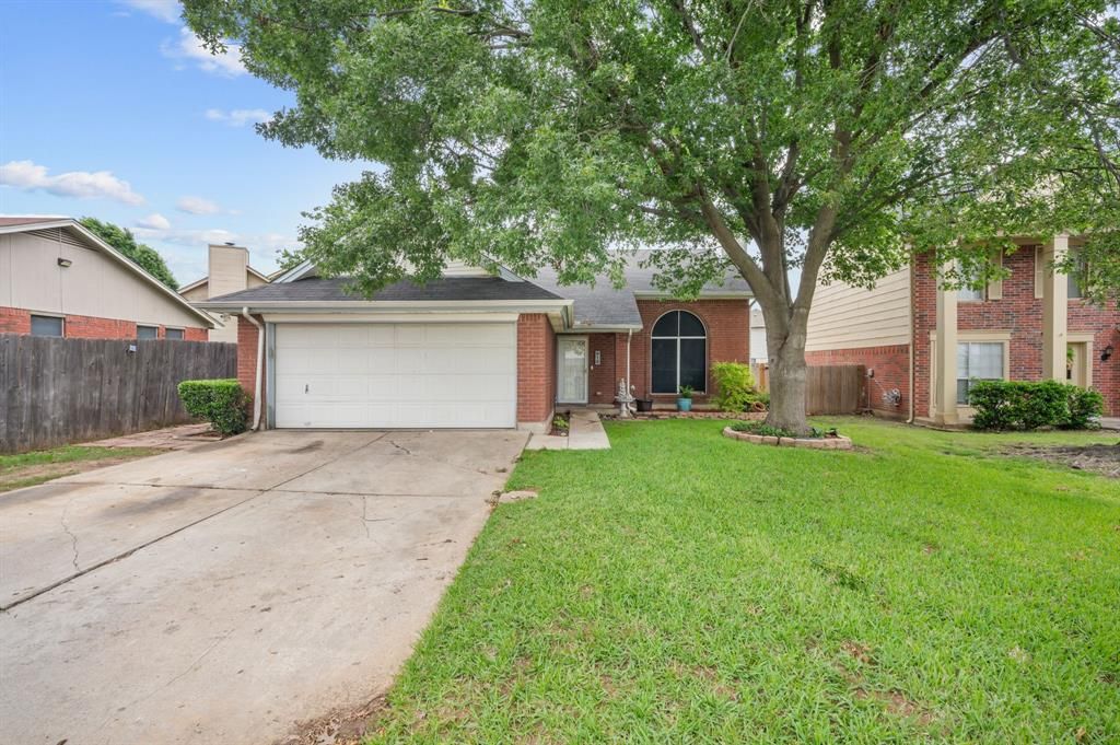 Photo of 916 Danforth Place, Arlington, TX 76017 (MLS # 21252396)