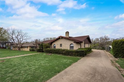 Photo of 926 Hampshire Street, Grand Prairie, TX 75050 (MLS # 21225818)