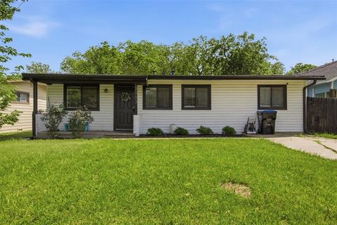 Photo of 3003 Mitchell Street, Greenville, TX 75402 (MLS # 21246030)