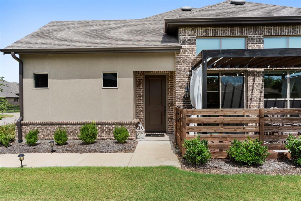 2738 Westbank Trail
