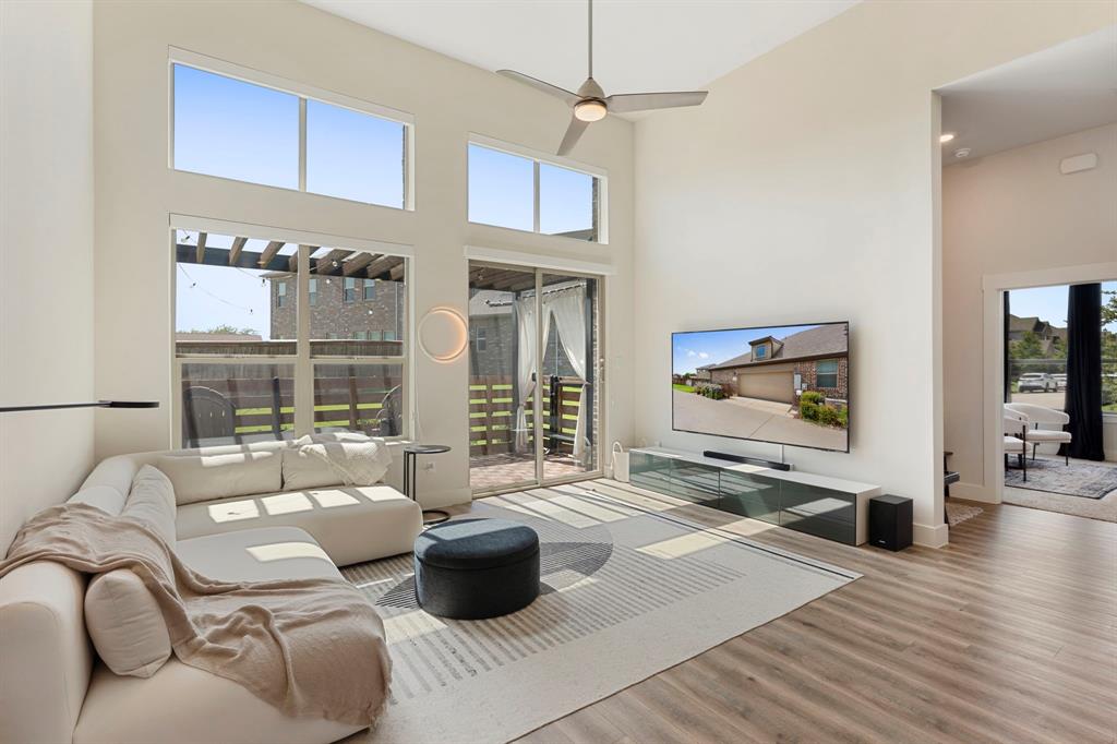 2738 Westbank Trail