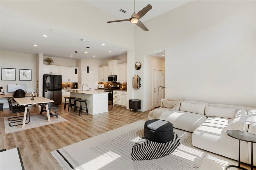 2738 Westbank Trail