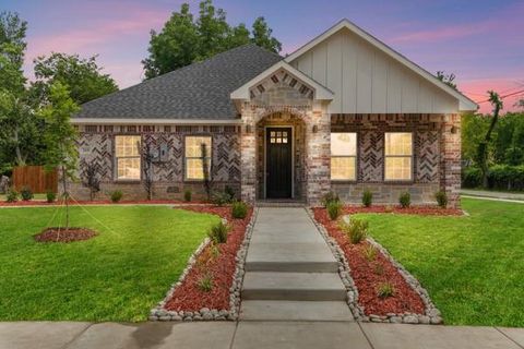 Photo of 315 E Alamo ST, Terrell, TX 75160 (MLS # 21301577)