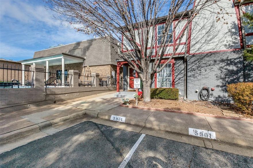 ALL BILLS PAID! Offering a rare LEASE-TO-PURCHASE OPTION! Recently Remodeled 2-Bedroom, 2.5-Bathroom Condo in Prime North Dallas Location!
This stunning 1,609 sq. ft. condo has been completely remodeled to perfection. The kitchen features new soft-close Shaker cabinets, sparkling 3 cm white quartz countertops, a mosaic Herringbone backsplash, and stainless steel appliances. The living and dining areas boast luxury laminate flooring, while the bedrooms are fitted with new plush carpets. Additional highlights include: Decorative lighting and crown molding; Spacious walk-in closets; Luxury updated bathrooms; Laundry room with extra storage.
Enjoy the convenience of two assigned parking spaces, ample visitor parking, and beautifully landscaped common areas complete with a pool and clubhouse.
The property can be leased fully furnished.