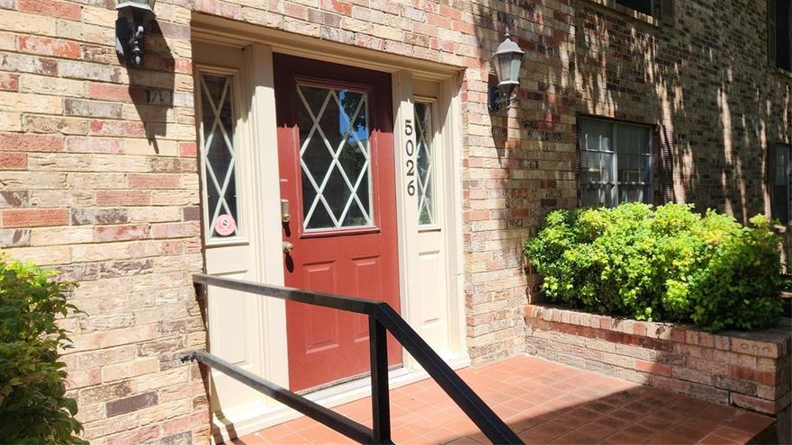 Check out this Fantastic 2 Bedroom, 2 Bath Condo Near Greenville in between Lovers and University! Big Living Room Area and Dining
Roof. Refrigerator Included. Condo has a Spacious Balcony to Enjoy, 2 Great size bedrooms each with their owner separate bathroom
access and multiple closets. Both Updated Bathrooms. Multiple accesses through the unit for privacy. Well Maintained Community Pool.
Check out the Map to see this Prime Location! No pets.