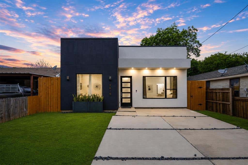 Photo of 3615 Mcbroom Street, Dallas, TX 75212 (MLS # 21341803)