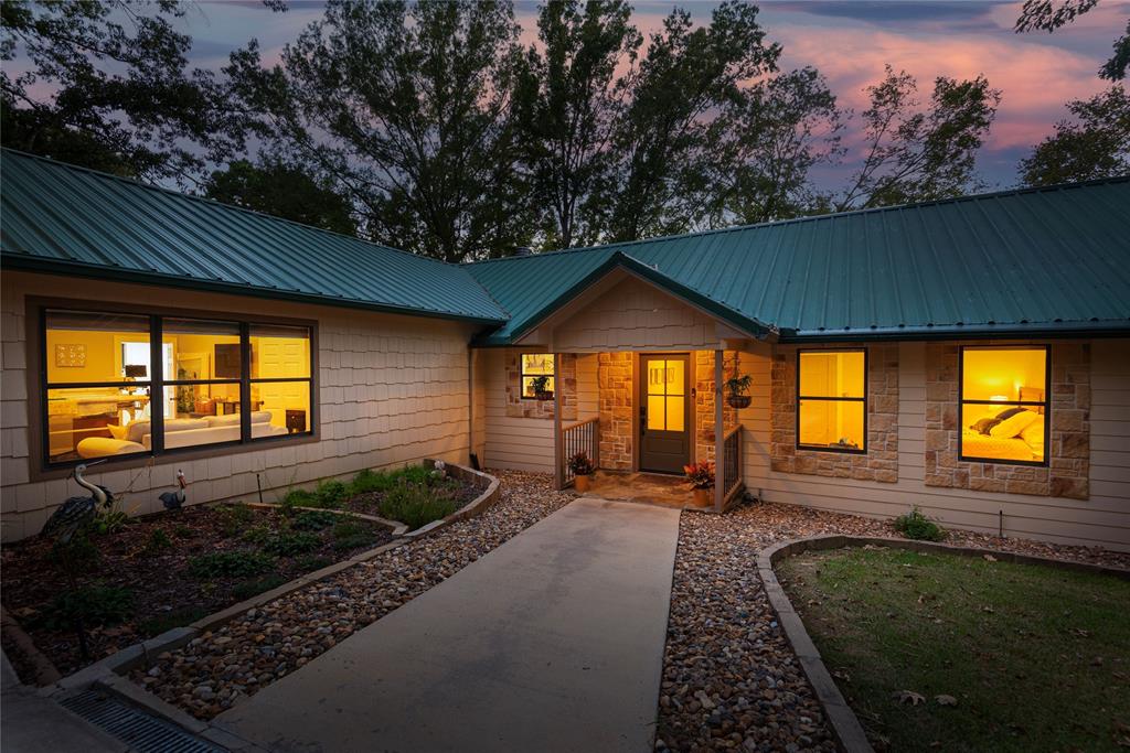 560 Private Road 52444