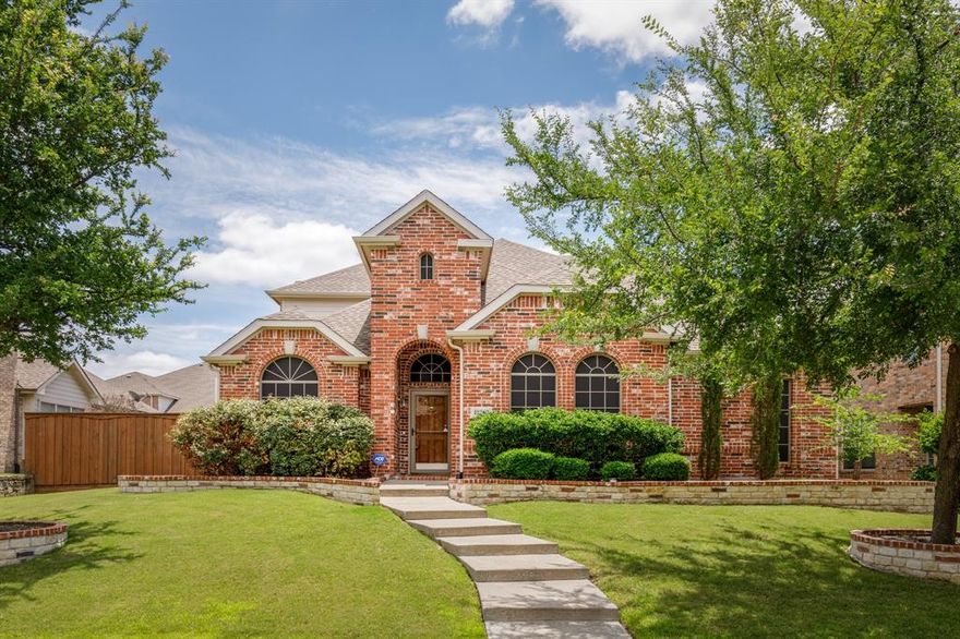 Gorgeous 2 story home in a highly sought after GOLF COURSE community. This home has everything on your wish list! Large open floor plan, split bedrooms, master & 2 bedrooms down. Kitchen is the heart of the home - open to spacious family room w-2 story ceilings. Study or formal dining, second floor boasts of large game room, bedroom and bath. Brand new water heater, dish washer and microwave newly installed.