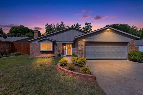 Photo of 718 Matthews Court, Arlington, TX 76012 (MLS # 21254992)