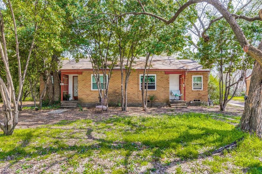 This vintage property is perfect for a single person, or couple. A cozy duplex that is walking distance to the square, and close to UNT and TWU. Has wooden floors and refurbished subway tile showers in bathroom. House has a living room, separate bedroom, full bathroom, a dining area, and a kitchen. All exterior windows have been replaced. Small backyard is fenced in. All information is deemed reliable but not guaranteed. Tenant needs to verify information.