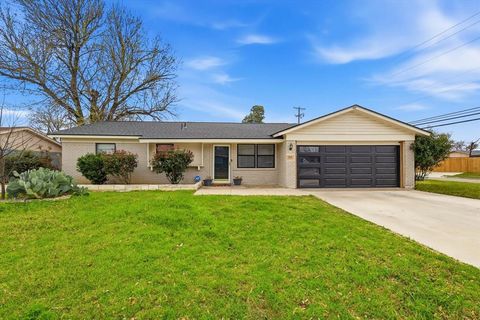 Photo of 1400 Glasgow Road, Fort Worth, TX 76134 (MLS # 21189086)