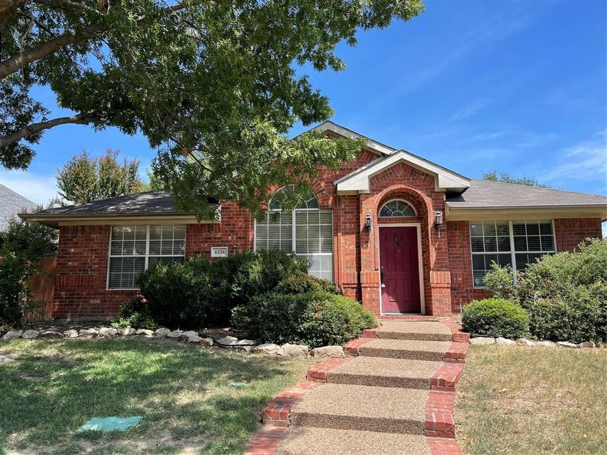 Beautiful single story, 3 bedroom with an optional 4th bed or study. large kitchen opens out to family room. clean and bright bedrooms. wood floors. Master bath with garden tub, separate shower and 2 vanities. convenient to schools, parks , shopping and transportation. Ready to move in immediately.