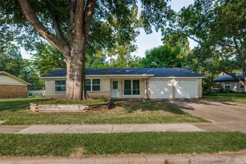 Photo of 800 Sherwood Drive, Arlington, TX 76013 (MLS # 21346087)