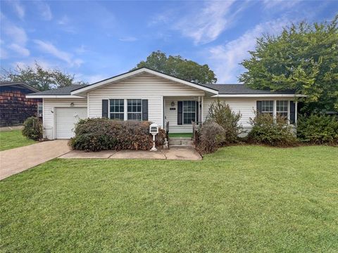 Photo of 5305 Ira Street, Haltom City, TX 76117 (MLS # 21101323)